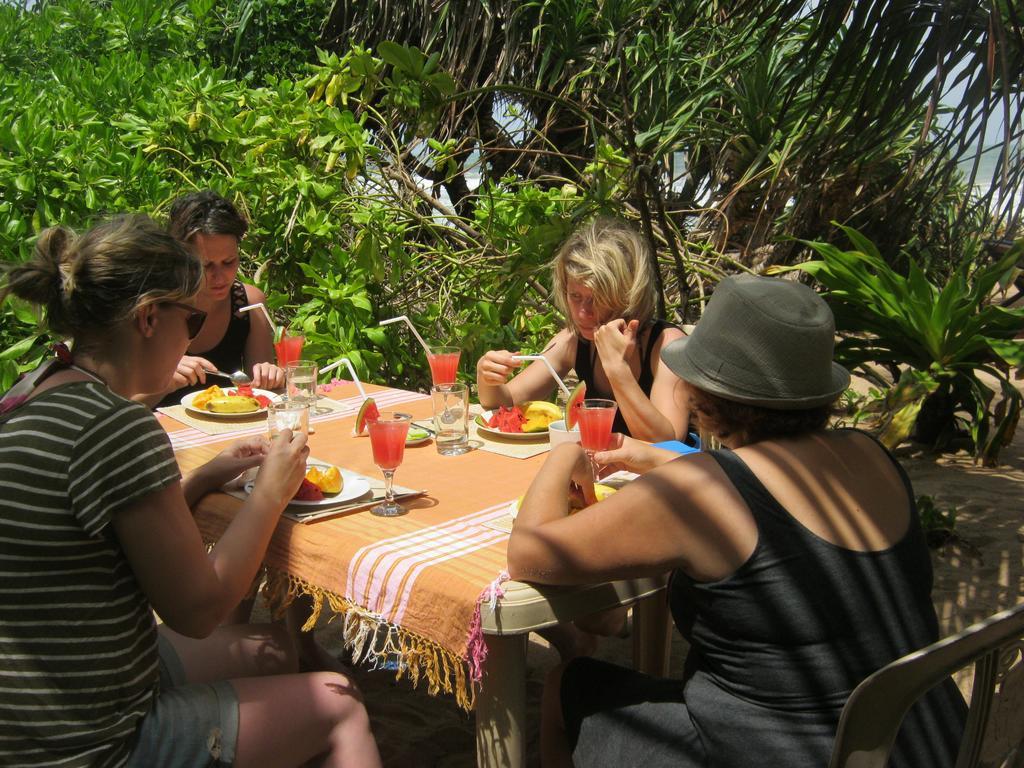 Arcade Beach Hotel Bentota Bagian luar foto